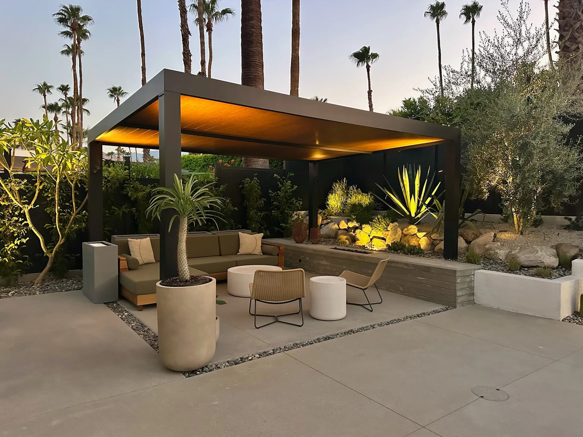4K freestanding insulated cover with wood-sublimated finish